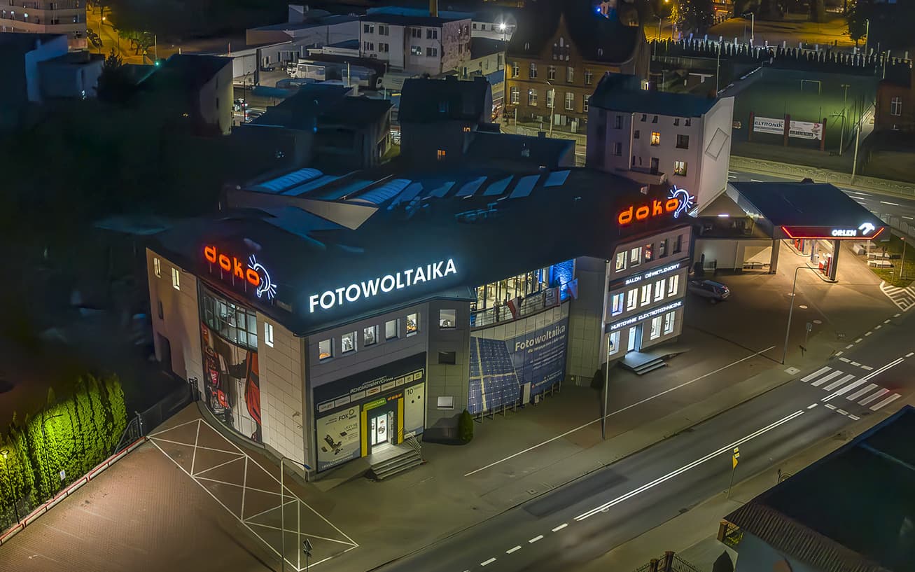 Centrala DOKO w Brodnicy o zmierzchu